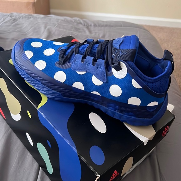 I’m selling some basketballs shoes